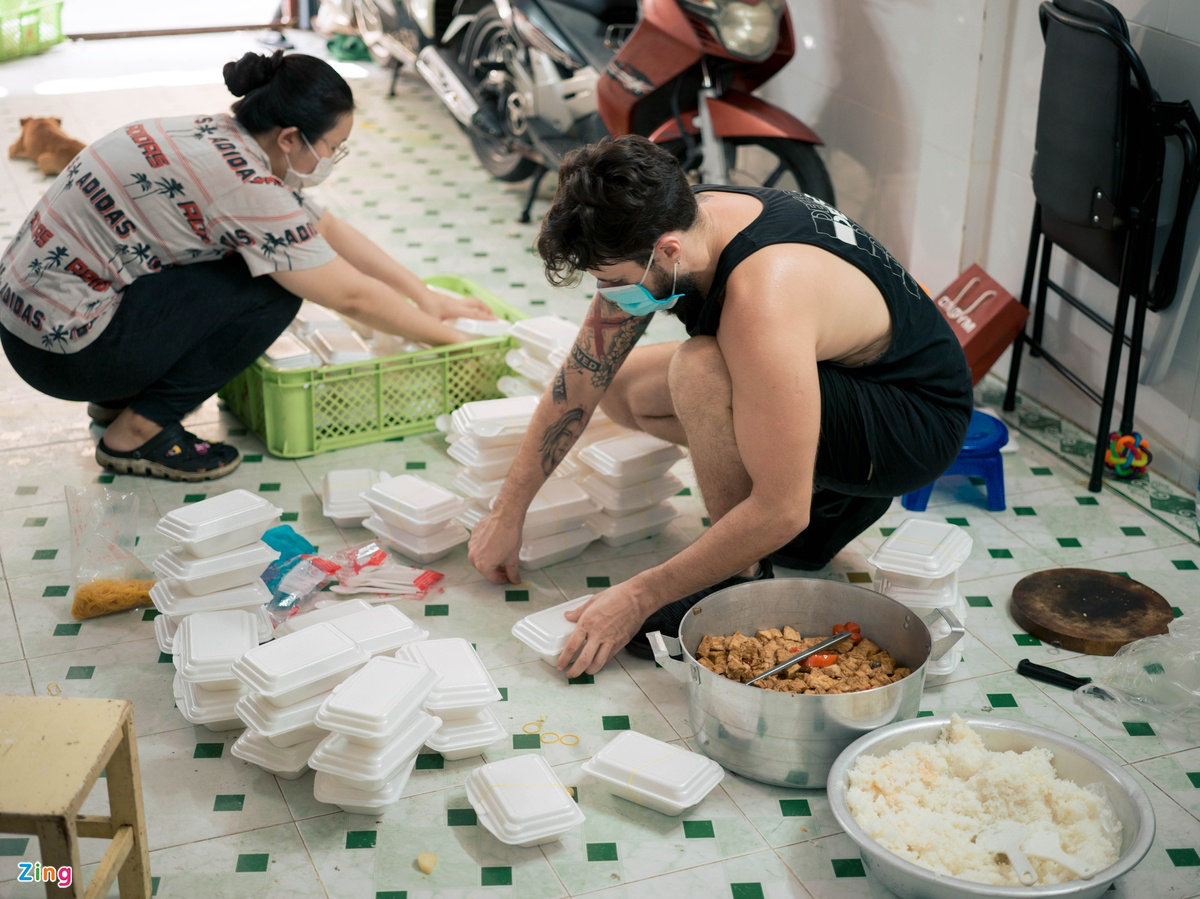 Foreigner in Vietnam distributes food to homeless in Covid hotspot