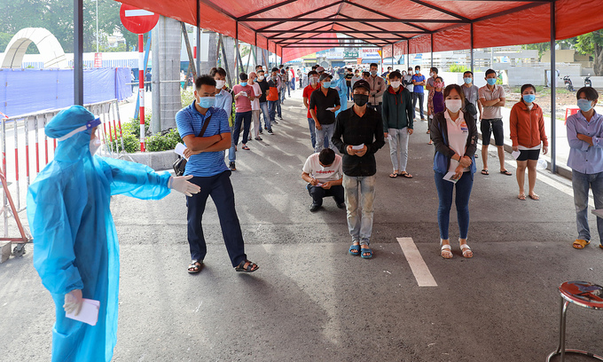 People in HCMC line up for coronavirus tests, July 6, 2021. Photo: VnExpress