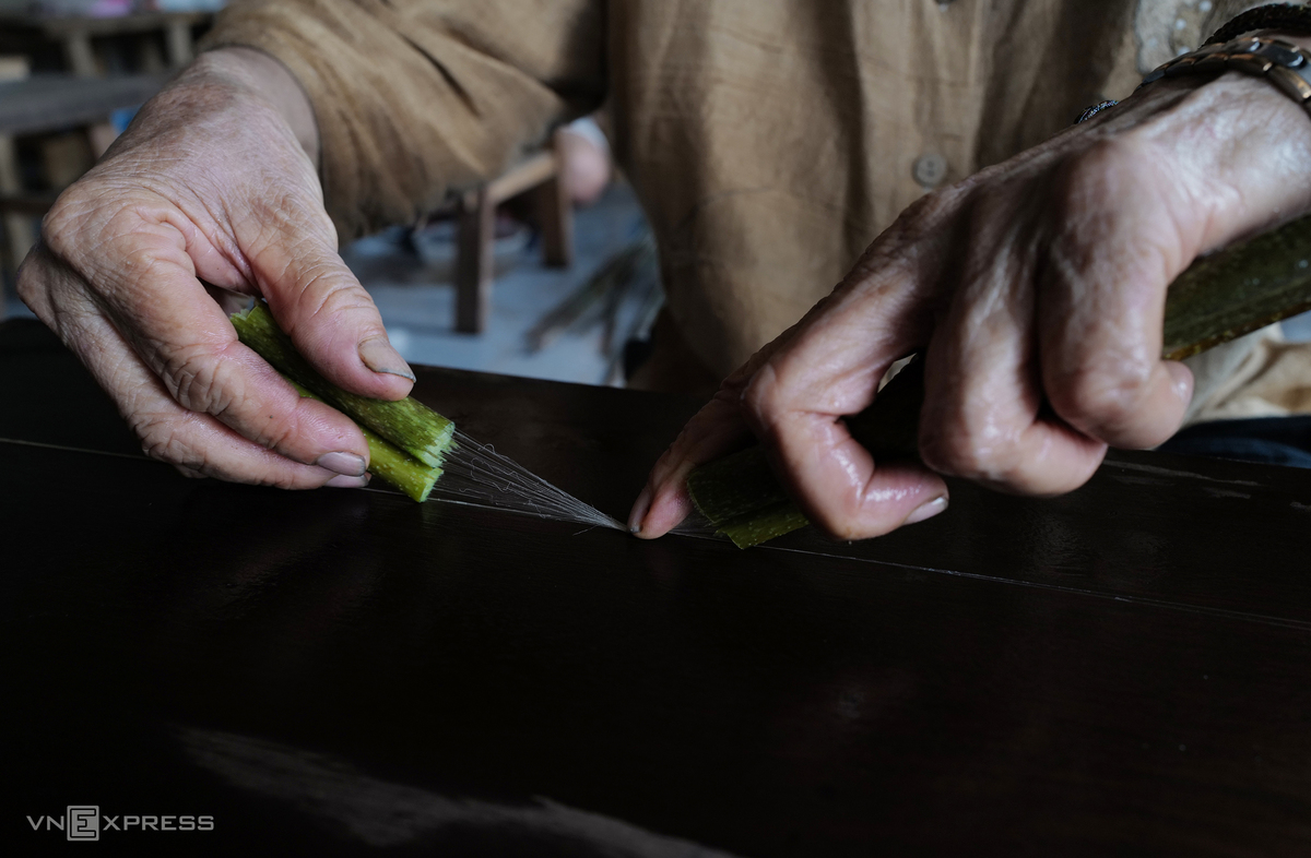 Vietnamese Artisan Weaves New Lotus Silk