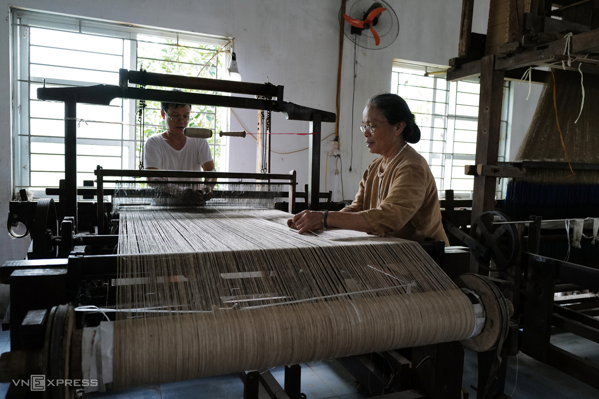Vietnamese Artisan Weaves New Lotus Silk