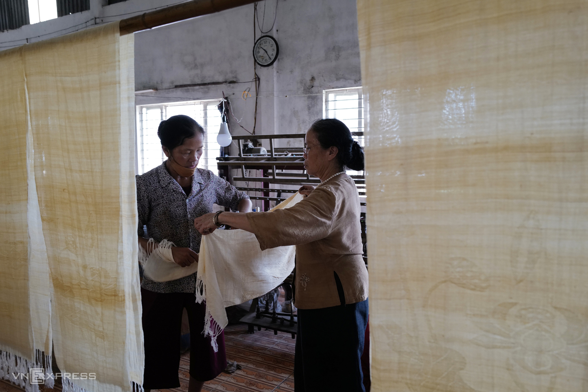 Vietnamese Artisan Weaves New Lotus Silk