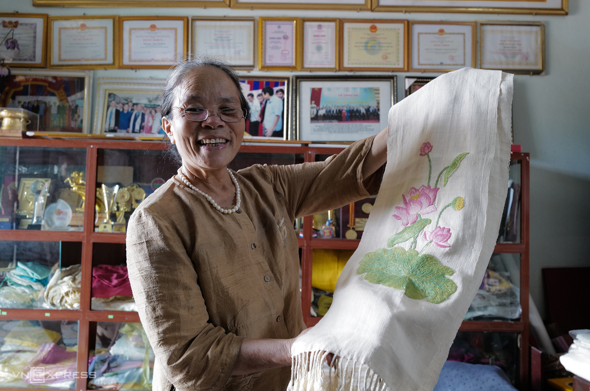 Vietnamese Artisan Weaves New Lotus Silk