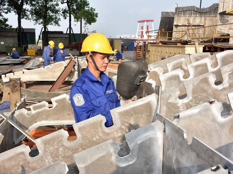 Workers at Hong Ha Shipbuilding company produce shipbuilding components. Photo: NDO