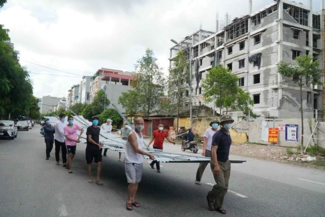 A checkpoint is set up to control the spread of COVID-19 at the Bắc Ninh Pedagogical College in northern Bắc Ninh City after new local cases are reported. 