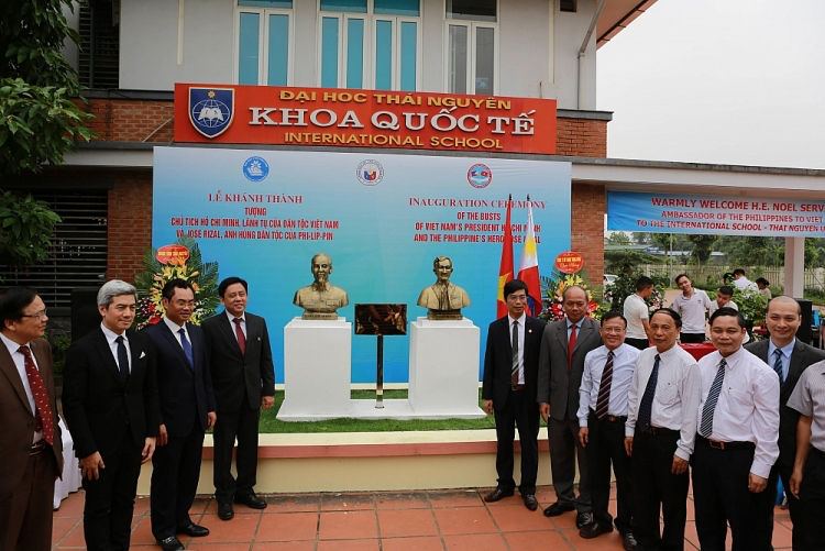 The delegation of the Vietnam - Philippines Friendship Association (right) took a souvenir photo at the statue of President Ho Chi Minh - the leader of the Vietnamese nation and the Philippine national hero José Rizal located at the University Thai Nguyen.