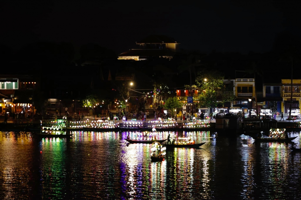 French 'Santa Claus' Loves Photographing Hoi An