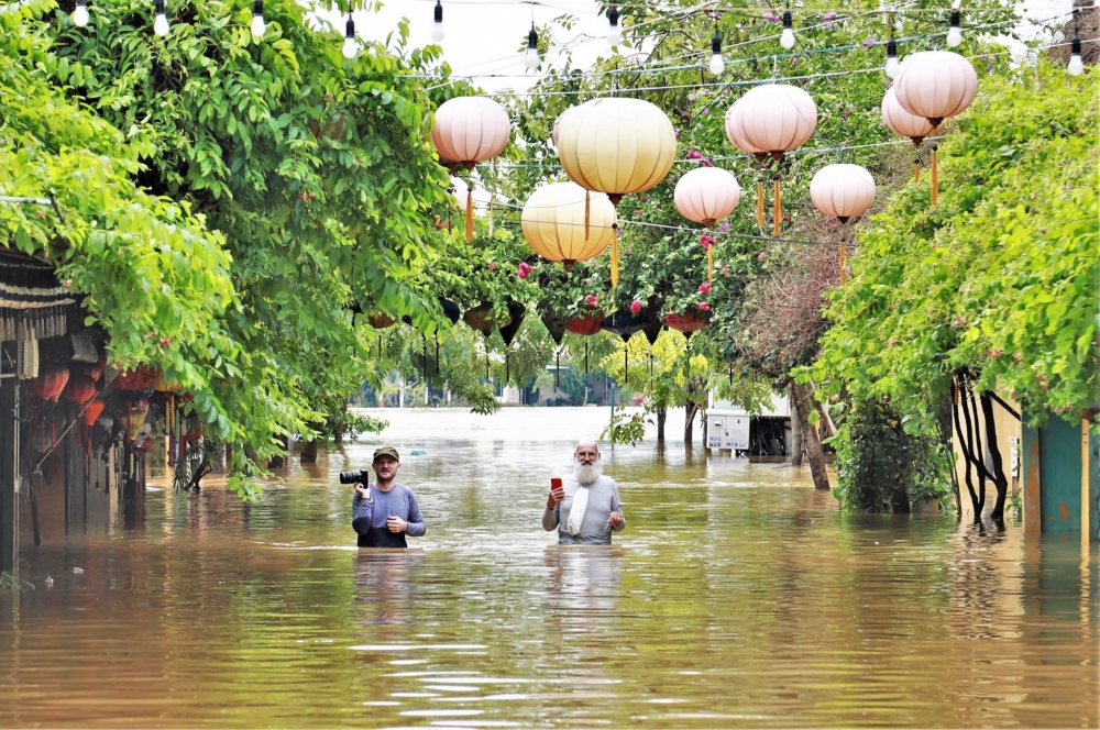 French 'Santa Claus' Loves Photographing Hoi An