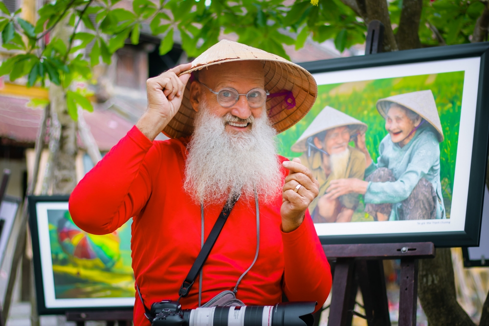 French 'Santa Claus' Loves Photographing Hoi An