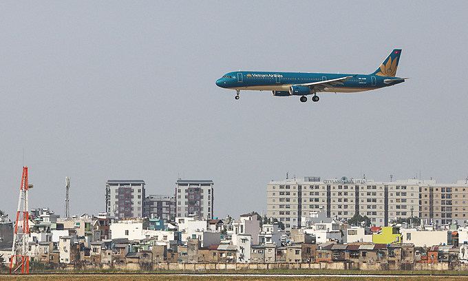 An aircraft prepares to land at HCMC's Tan Son Nhat Airport. Photo: VnExpress