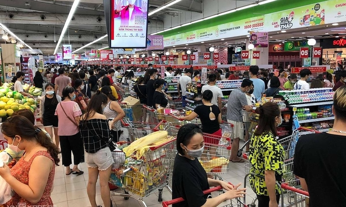 Customers shop at Big C Thang Long Supermarket. Photo: VnExpress