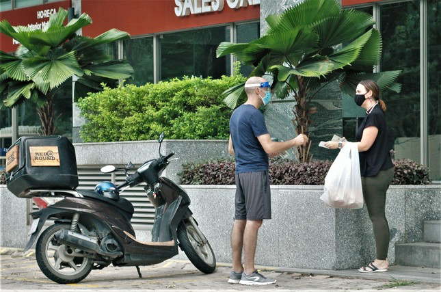in photos foreigners social distancing in vietnam