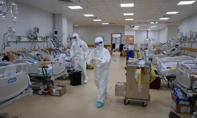 Medical workers treat Covid-19 patients in a HCMC hospital, July 19, 2021. Photo: VnExpress