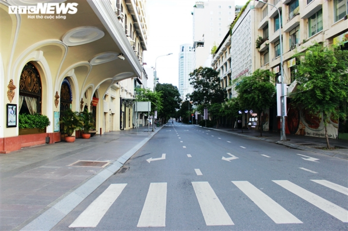 A HCM city street has been left deserted as restrictive measures are in force. Photo: VTC