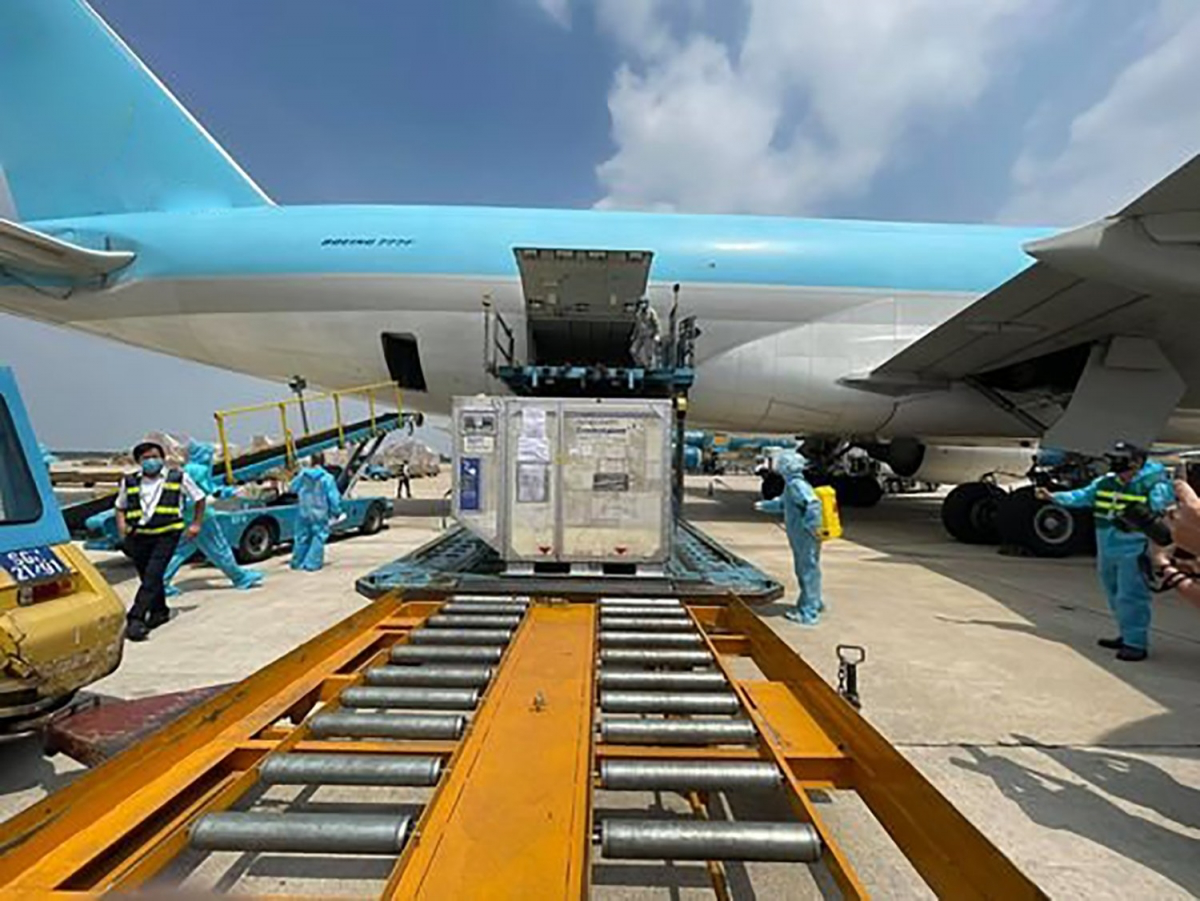 An additional 1.2 million doses of AstraZeneca vaccine arrive in Tan Son Nhat international airport on July 23. Photo: VNVC