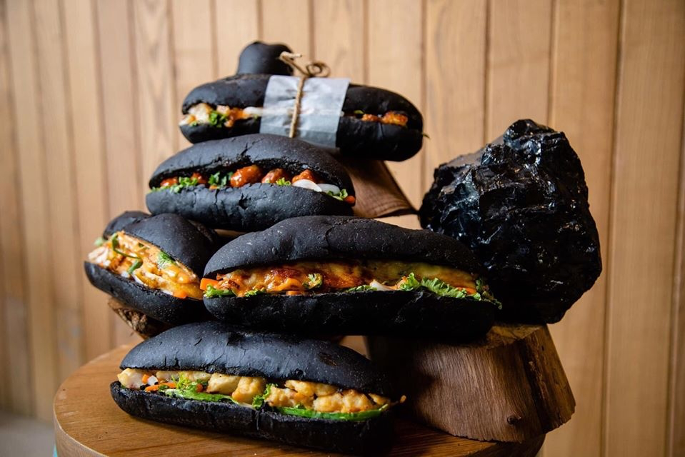 The special bread looks like a lump of coal on the outside. Photo: Check-in Ha Long