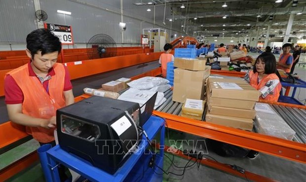 Workers of the Lazada e-commerce platform sort goods before delivery. Photo: VNA