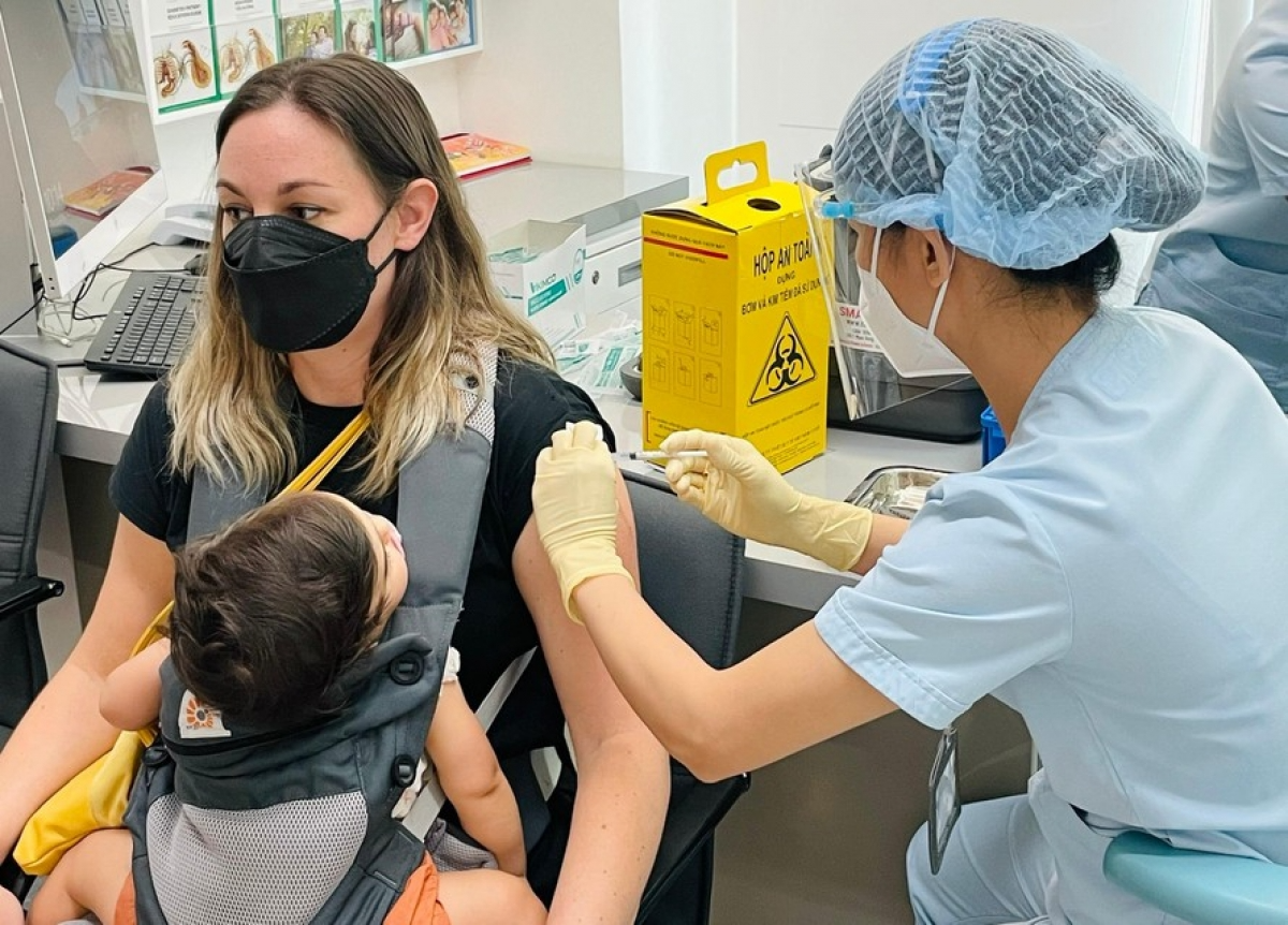 A French national receives a shot of Moderna vaccine at France-Vietnam Hospital. Photo: Tien Phong