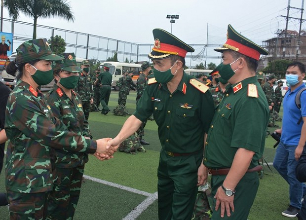 Leading officers of General Department of Logistics encourage female soldiers. Photo: qdnd.vn