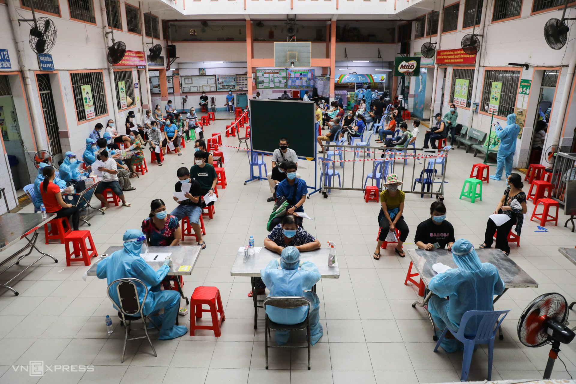Vietnam News Today (August 4): Shippers in Ho Chi Minh City Receive Covid Vaccine Jab