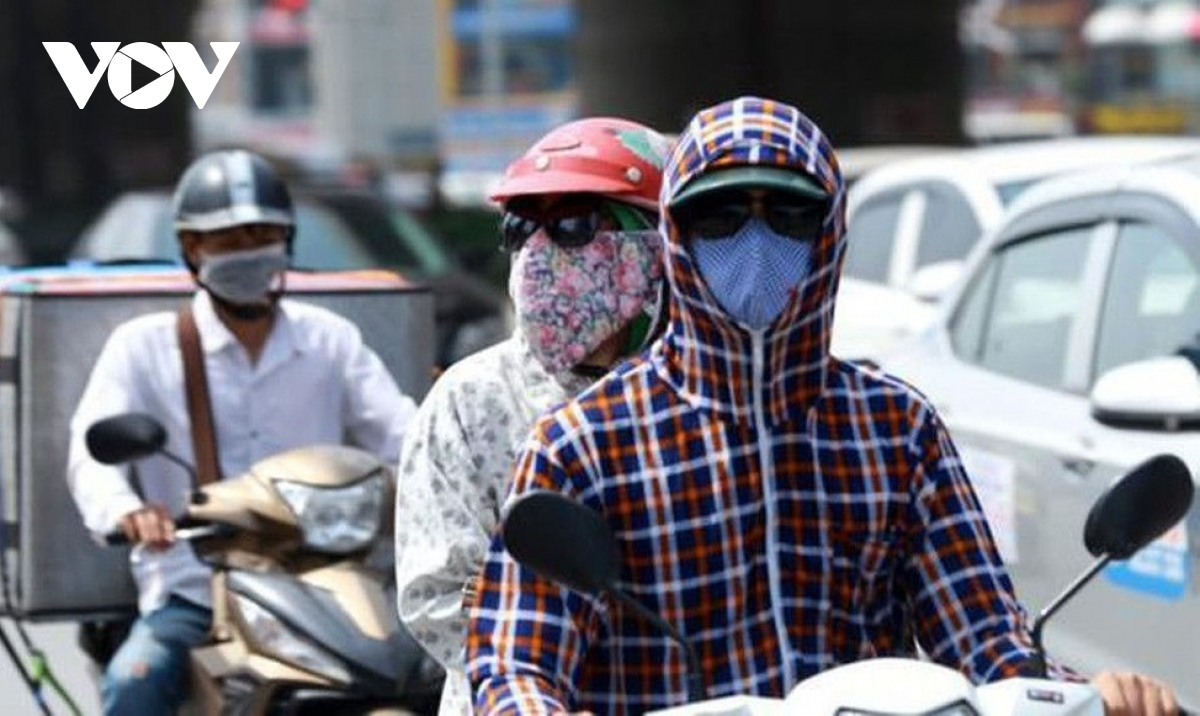 Women shield themselves from blazing rays. Photo: VOV