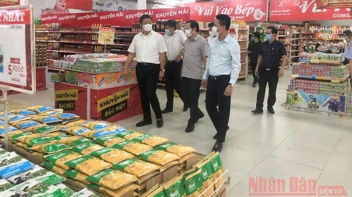 Hanoi City’s leaders inspect the supply of goods at a supermarket in the city. Photo: NDO