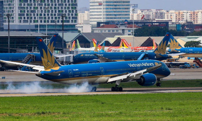 A Vietnam Airlines aircraft lands at Tan Son Nhat International Airport in Ho Chi Minh City, June 15, 2020. Photo: VnExpress