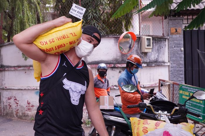 foreigner in vietnam distributes food to people in need amid covid 19