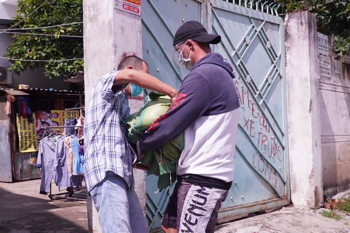 Foreigner in Vietnam Distributes Food to People in Need Amid Covid-19