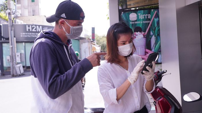 Foreigner in Vietnam Distributes Food to People in Need Amid Covid-19