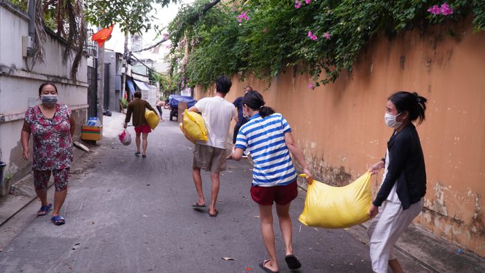 Foreigner in Vietnam Distributes Food to People in Need Amid Covid-19