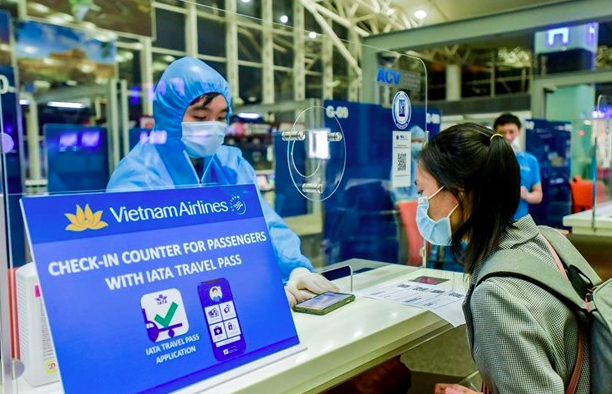 At the Vietnam Airlines counter for passengers with IATA travel pass. Photo: VNA