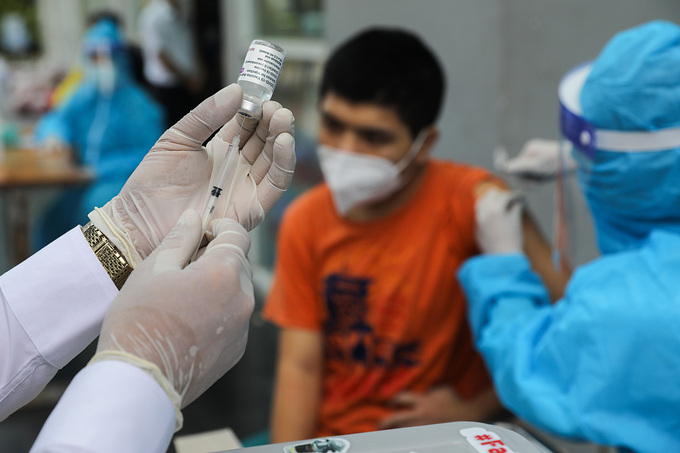 Foreigners Get Early Vaccinations in Ho Chi Minh City