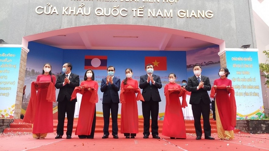 Representatives from the two provinces attend the ribbon cutting ceremony. Photo: qdnd.vn