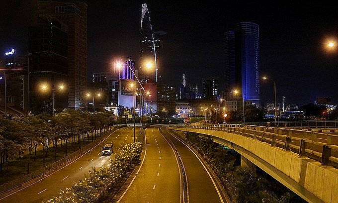 Vo Van Kiet Street on July 26, 2021, after HCMC restricts people from going out after 6 p.m. Photo: VnExpress