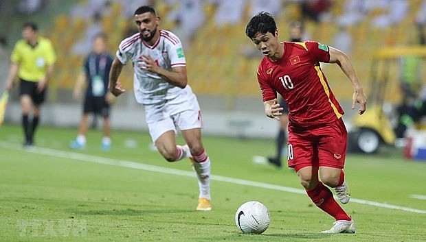 Vietnamese player Nguyen Cong Phuong (in red) dribbles the ball. Photo: VNA