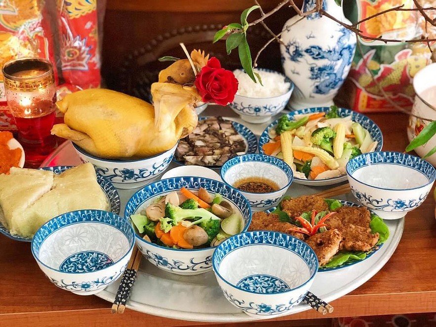 A sample tray to welcome ancestors back home. Photo: vietnamisawesome