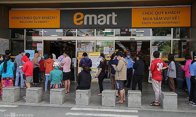 People wait to buy food at a supermarket in Go Vap District, HCMC, August 21, 2021. Photo: VnExpress