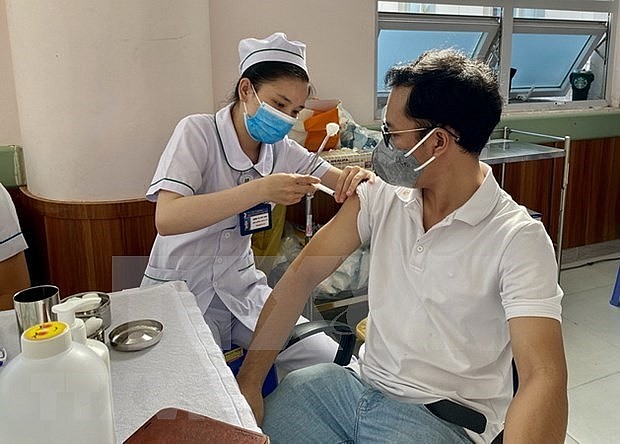 A health worker administers Covid-19 vaccine. Photo: VNA