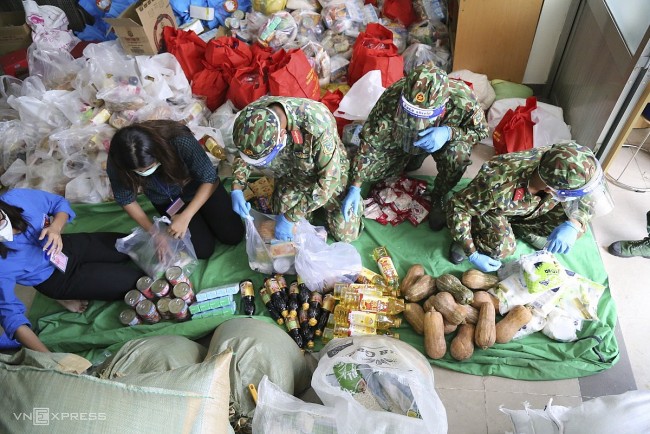 Vietnam News Today (August 24): Soldiers Supply Food to Ho Chi City Needy Citizens