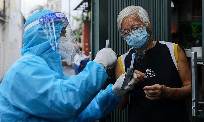 A medical staff takes samples of residents to test for Covid-19 in HCMC's Binh Thanh District on August 23, 2021. Photo: VnExpress