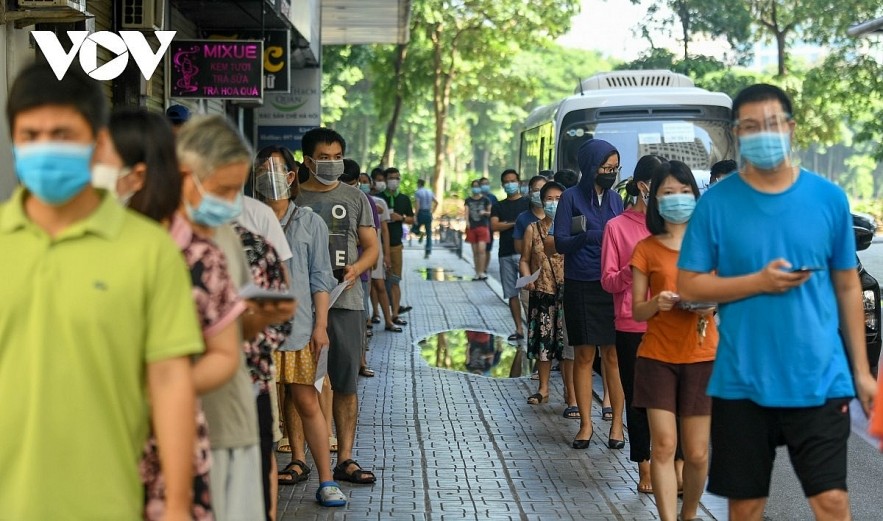 Residents wait for COVID-19 testing in Hoang Mai District, Hanoi. Photo: VOV