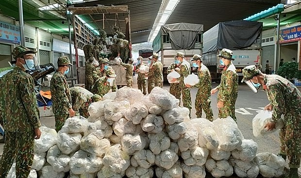 The soldiers prepare food to deliver to residents in Binh Duong province. Photo: baochinhphu.vn