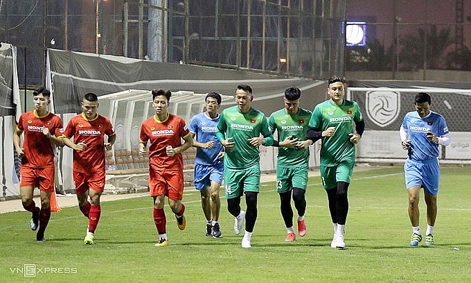 Dang Van Lam (second from right) practices with Vietnam national football team in Saudi Arabia. Photo: Vietnam Football Federation