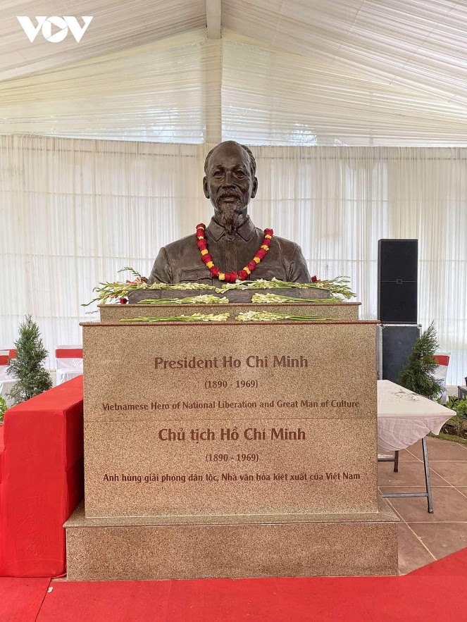 President Ho Chi Minh's Bust Presented in New Delhi, India