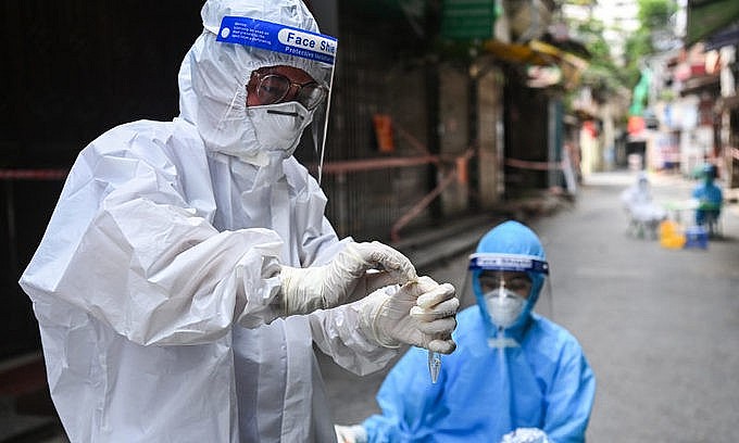 Medical staff take samples of residents in Thanh Xuan District, Hanoi. Photo: VnExpress