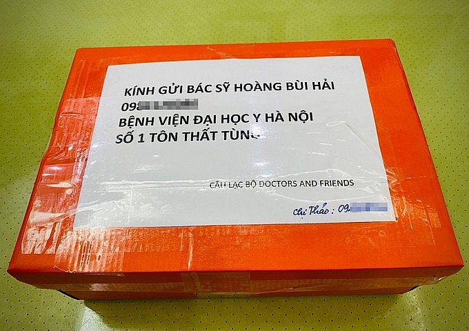 Hanoi's Running Community Donates Supplies to Doctors