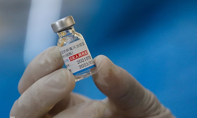 A health worker holds a vial containing a Covid-19 vaccine by Sinopharm in HCMC's Thu Duc City, August 15, 2021. Photo: VnExpress