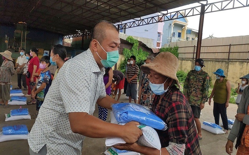 Vietnamese in Cambodia Receive Relief Aids Amid Covid-19 Fight