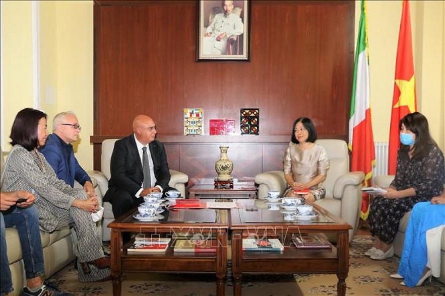 Italy's emergency service Sis 118 president Mario Balzanelli shares experience in COVID-19 treatment at a working session with Ambasador Nguyen Thi Bich Hue. Photo: VNA