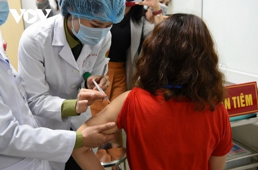 A volunteer gets the first dose of Nano Covax in the second-phase human trials at the Hanoi-based Vietnam Military Medical University. Photo: VOV